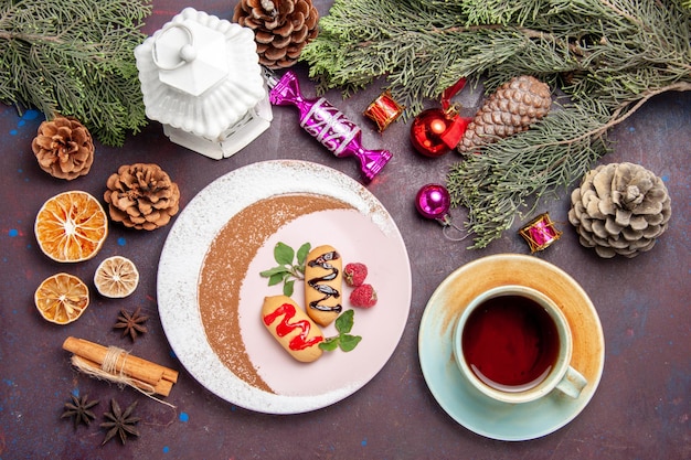 Foto gratuita vista dall'alto di biscotti dolci con una tazza di tè su nero