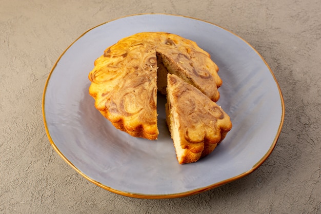 상위 뷰 달콤한 케이크 맛있는 맛있는 초코 케이크 회색 배경 설탕 차 비스킷 빵에 파란색 접시 안에 슬라이스