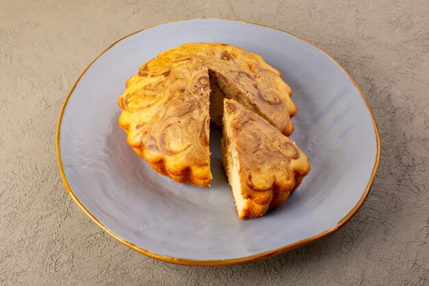 Вид сверху сладкий пирог вкусный вкусный шоколадный торт нарезанный внутри синюю тарелку на сером фоне сахарного чая бисквитный торт