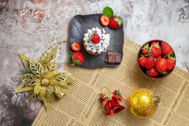 Top view sweet cake with fruits on light background