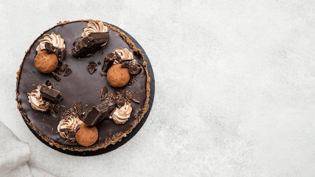コピースペースのある甘いチョコレートケーキの上面図
