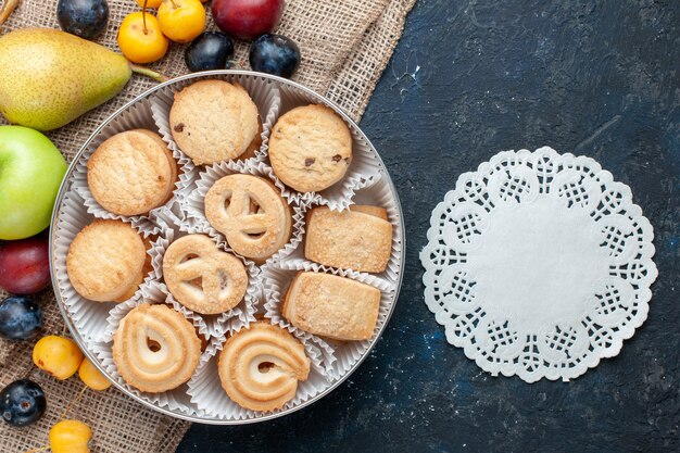 Free photo top view sweet cookies along with different fresh fruits on the dark-blue table fruit cookie biscuit sweet fresh