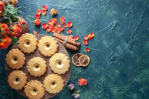 Top view sweet cookies on dark background dessert biscuit sugar sweet break dough tea cake pie flower