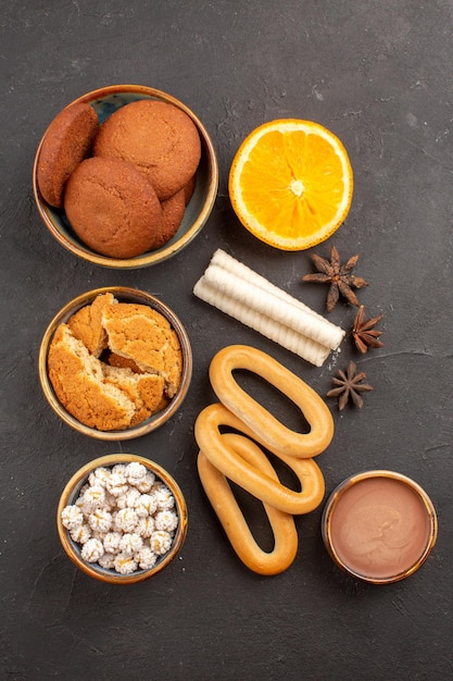 Top view sweet cookies with crackers on dark background cookie biscuit sweet fruit