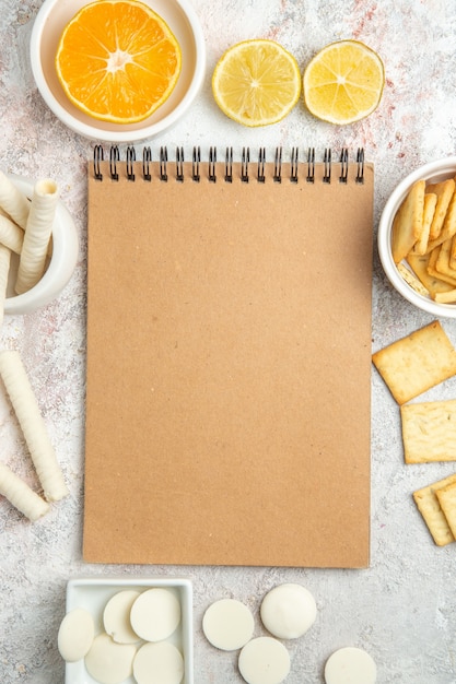 Free photo top view sweet cookies with crackers on white table candy biscuit cookies