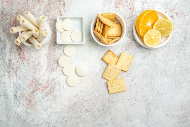 레몬과 크래커 흰색 테이블 비스킷 달콤한 설탕 과일에 상위 뷰 달콤한 쿠키