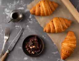 Foto gratuita assortimento di croissant dolci con vista dall'alto