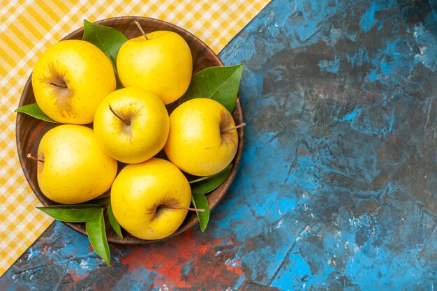 上面図青い背景のプレート内の甘い新鮮なリンゴ