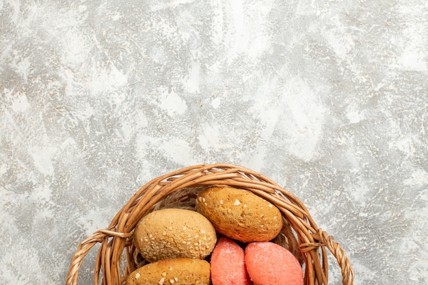 Free photo top view sweet little cakes inside basket on light-white background