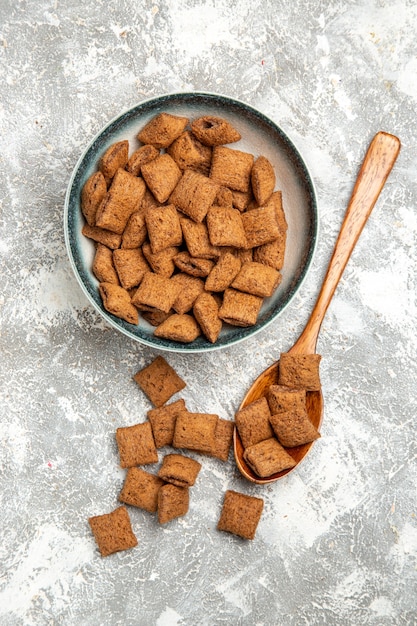 Foto gratuita biscotti dolci a cuscino vista dall'alto all'interno del piatto su bianco