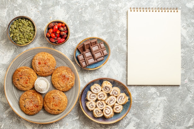 Biscotti dolci della sabbia di vista superiore con cioccolato su fondo bianco