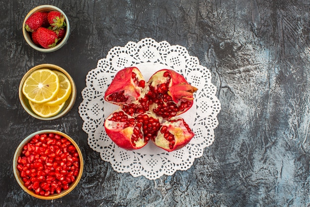 Free photo top view of sweet sliced pomegranates