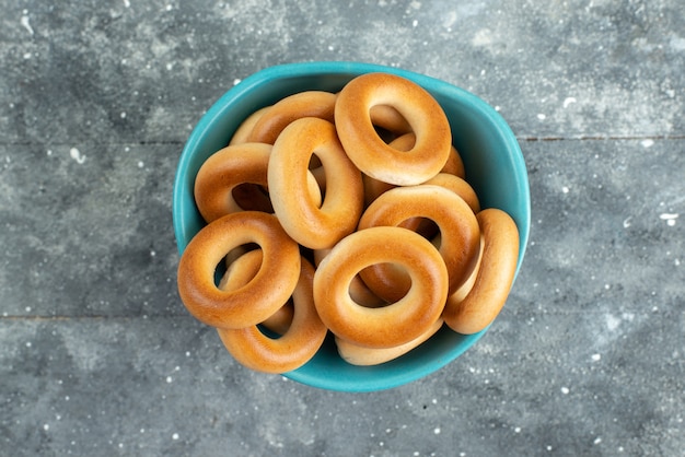 Free photo top view sweet tasty crackers dry inside blue plate on grey