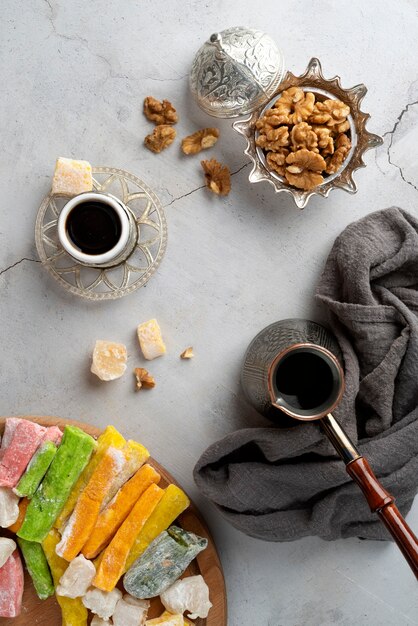 トップビューのお菓子とコーヒーカップ