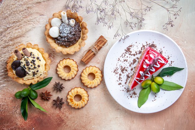 Вид сверху сладости кексы печенье цитрусовые корица торт с шоколадом