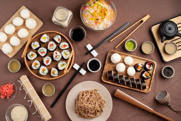 さまざまな種類の食べ物でいっぱいのテーブルの上面図