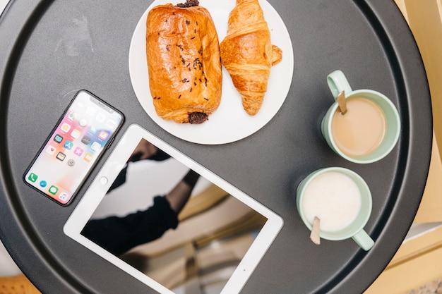 Free photo top view of tablet and breakfast