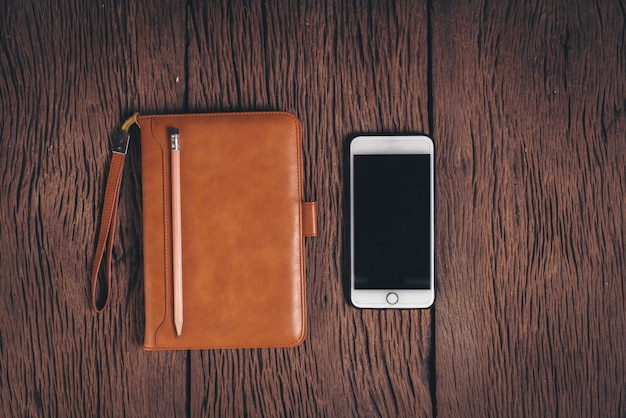 Foto gratuita vista dall'alto tablet computer e telefono su fondo di legno