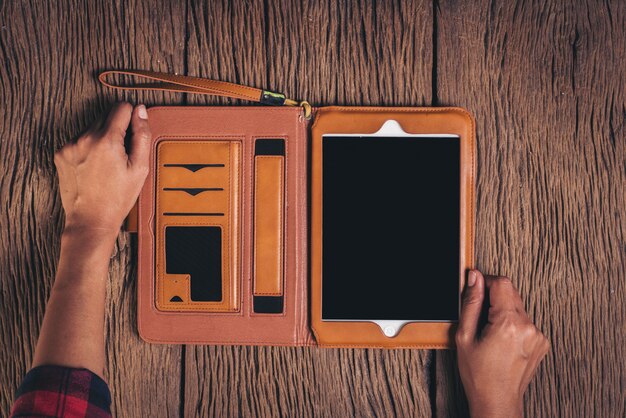 Vista dall'alto tablet computer su fondo di legno