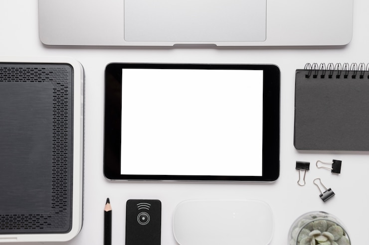 無料Photo メモ帳のモックアップ近くのトップビュータブレット