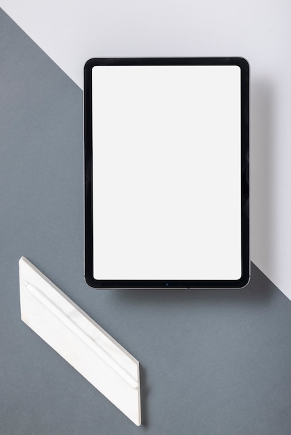 Foto gratuita tablet con vista dall'alto con display minimo