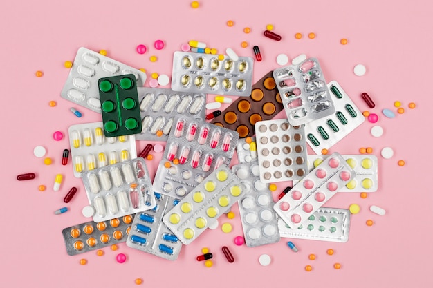 Вид сверху таблетки с таблетками на столе