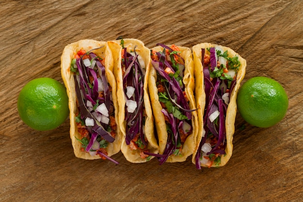 Tacos di vista superiore su fondo di legno