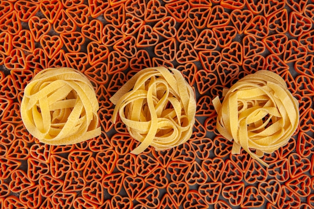 Free photo top view tagliatelle on heart shaped italian pasta