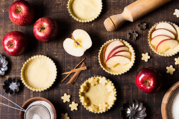 Foto gratuita dessert alla mela gustoso vista dall'alto sul tavolo