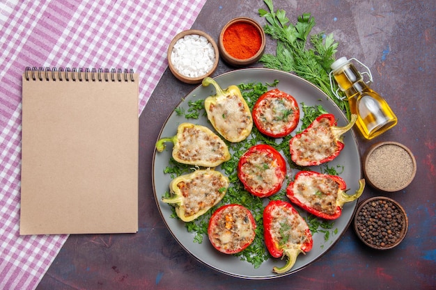 상위 뷰 맛있는 피망 어두운 표면 저녁 식사 요리 후추 매운 음식에 고기와 채소를 곁들인 맛있는 요리