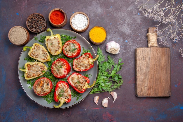 Vista dall'alto gustosi peperoni deliziosi pasto cotto con verdure a base di carne e condimenti sulla superficie scura piatto cena pasto cibo