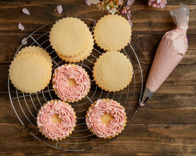 Free photo top view tasty biscuits with cream