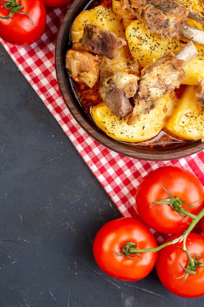 Вид сверху вкусное вареное мясо с вареным картофелем и помидорами на темном фоне блюда соус приготовление пищи кухня кухня горячий ужин Premium Фотографии