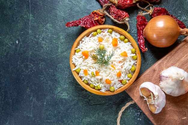 Бесплатное фото Вид сверху вкусный отварной рис с сушеным перцем и чесноком на темном столе