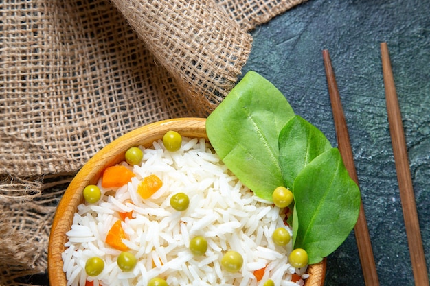 Free photo top view tasty boiled rice with green beans on dark desk