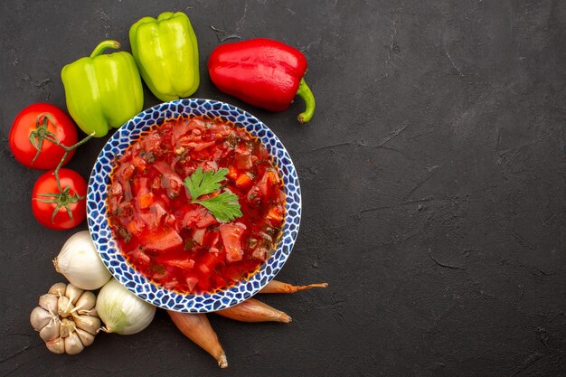 暗い空間に新鮮な野菜とおいしいボルシチウクライナのビートスープの上面図