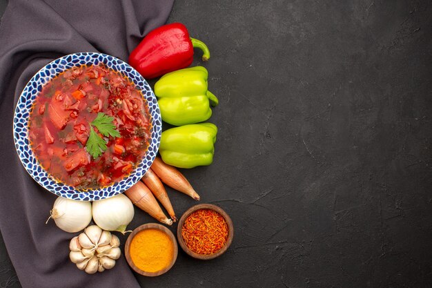 어두운 공간에 신선한 야채와 함께 상위 뷰 맛있는 보쉬 우크라이나 사탕 무우 수프