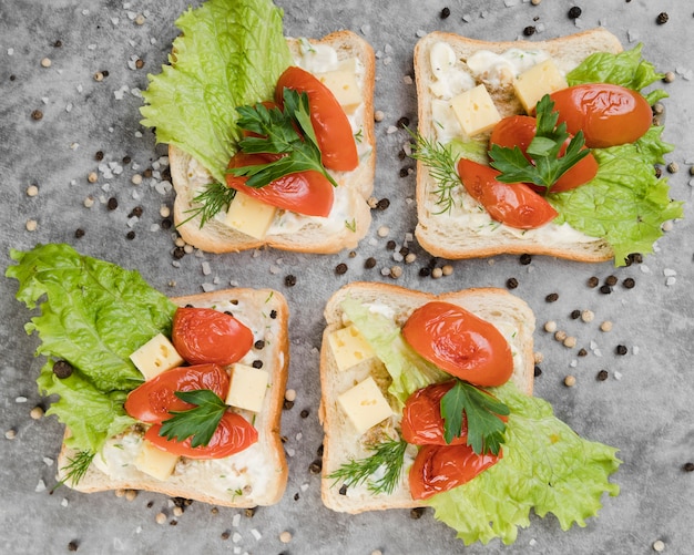 Вид сверху вкусные брускетты на столе