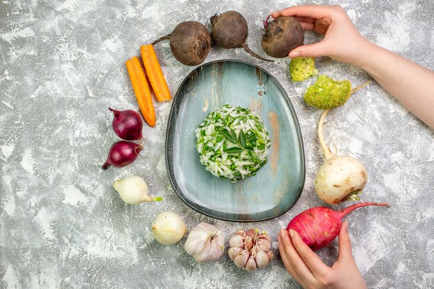 白いテーブルの上に新鮮な野菜とトップビューのおいしいキャベツのサラダ