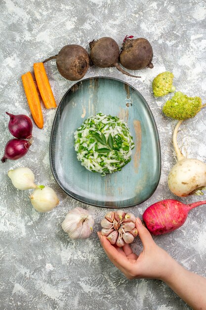 白いテーブルの上に新鮮な野菜とトップビューのおいしいキャベツのサラダ