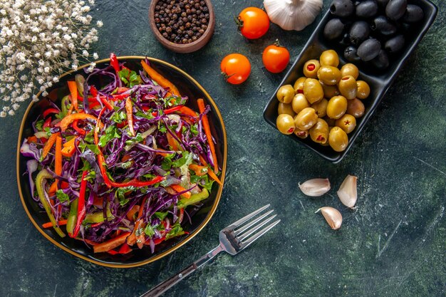 Вид сверху вкусный салат из капусты с оливками на темном фоне еда хлеб праздник закуска диета здоровое питание обед