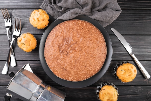 Vista dall'alto gustosa torta sul tavolo con muffin