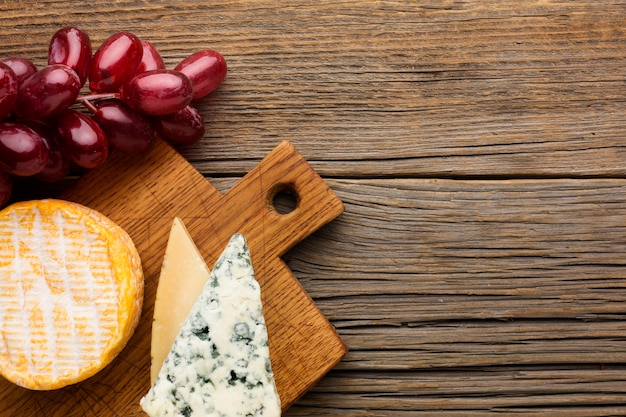 Foto gratuita vista dall'alto gustoso formaggio e uva con spazio di copia