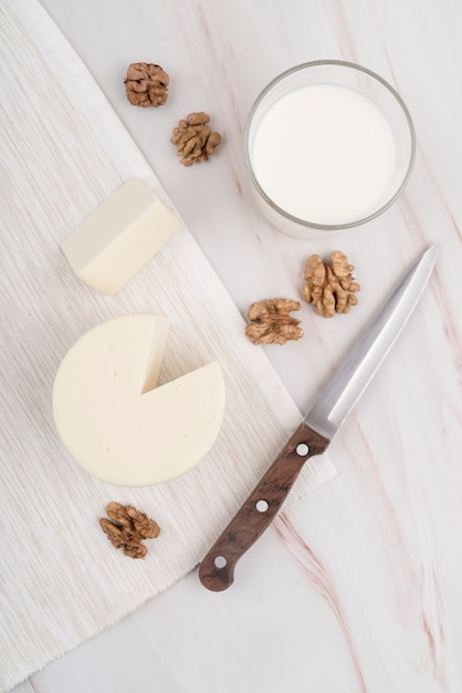 Foto gratuita vista dall'alto gustoso formaggio con un bicchiere di latte