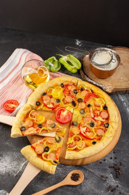 Вид сверху вкусная сырная пицца с красными помидорами, маслинами и сосисками на темном столе с маслом и свежими помидорами фастфуд итальянское тесто запекать