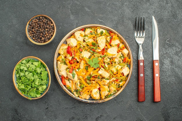 Foto gratuita vista dall'alto gustosa insalata di pollo con verdure