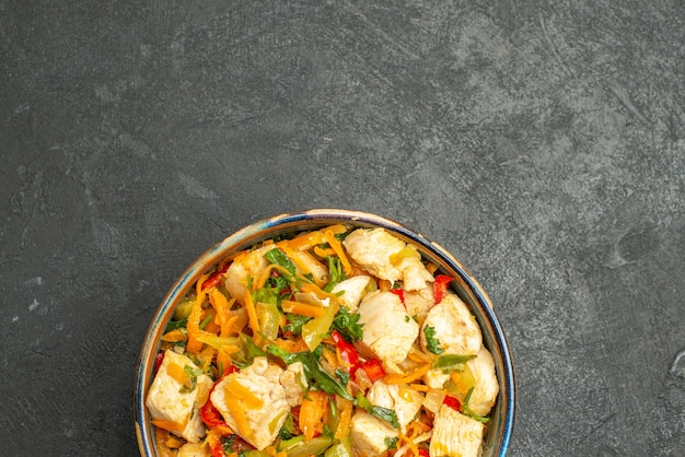 Foto gratuita vista dall'alto gustosa insalata di pollo con verdure