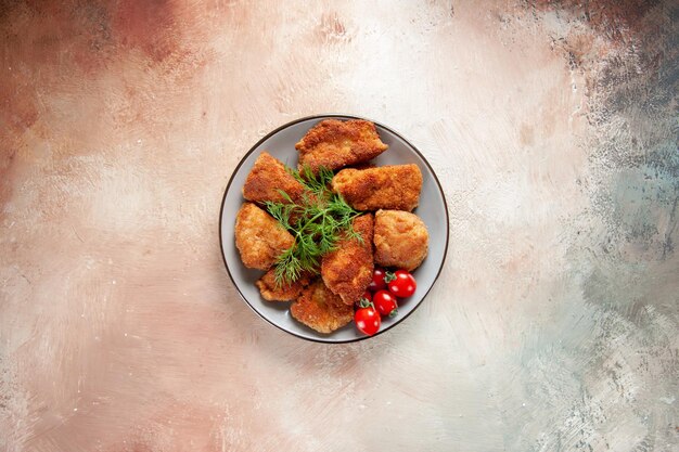 Вид сверху вкусные куриные крылышки с зеленью внутри тарелки на светлом фоне еда горизонтальный обед бургер мясная мука картофель фри