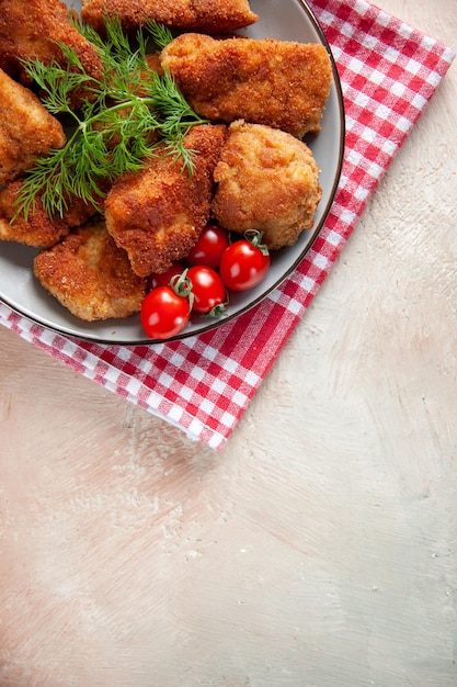 Вид сверху вкусные куриные крылышки с зеленью и помидорами на светлом фоне сэндвич мясо еда ужин картофель фри бургер еда