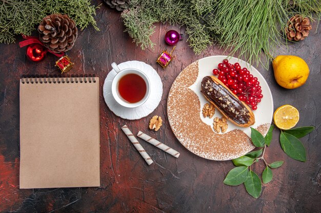 어두운 테이블 파이 케이크 디저트 달콤한에 빨간 열매와 상위 뷰 맛있는 초코 eclairs